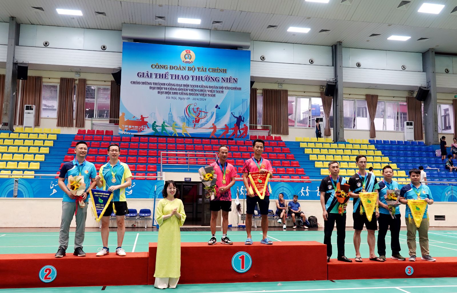 Phó Chủ tịch Công đoàn Bộ Tài chính Lê Thị Hạnh trao giải cho các vận động viên có thành tích xuất sắc ở bộ môn Bóng bàn