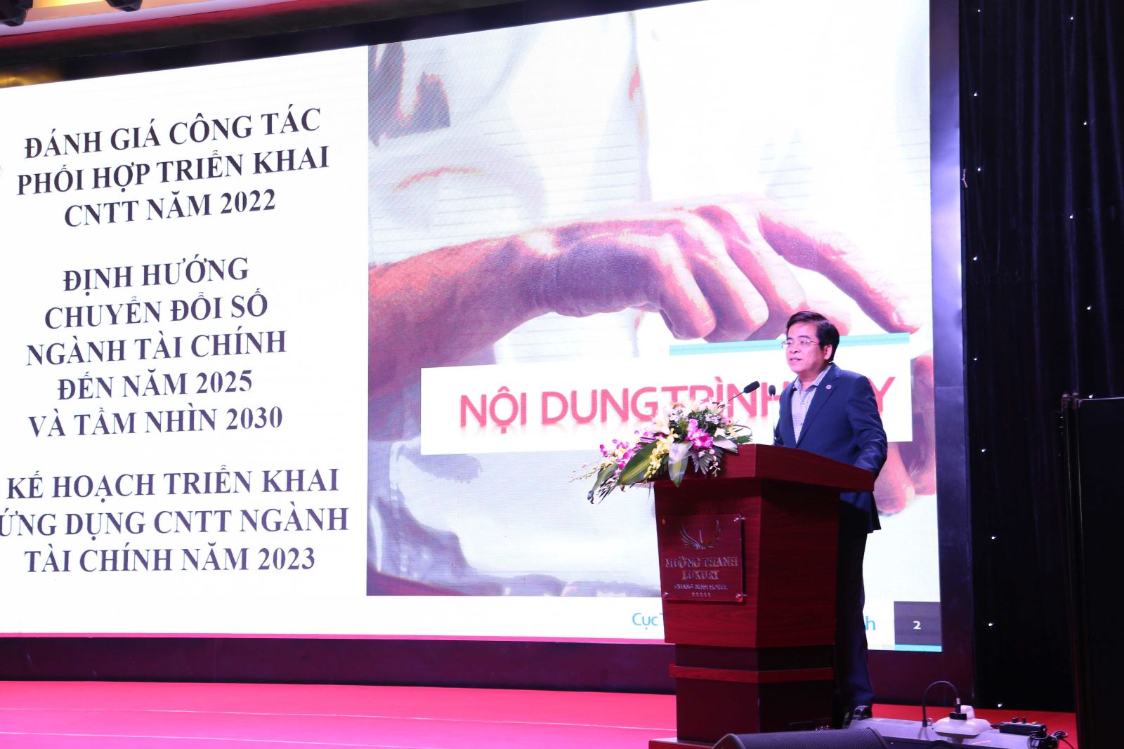 Ông Hoàng Xuân Nam, Phó cục trưởng, Cục Tin học và Thống kê tài chính điểm qua kết quả triển khai ứng dụng CNTT năm 2022 của Bộ Tài chính. Ảnh: Quang Minh.