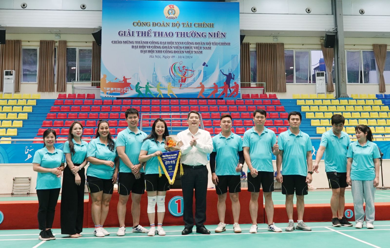 Thứ trưởng Cao Anh Tuấn trao giải Nhì môn Kéo co cho các vận động viên đến từ Văn phòng Bộ