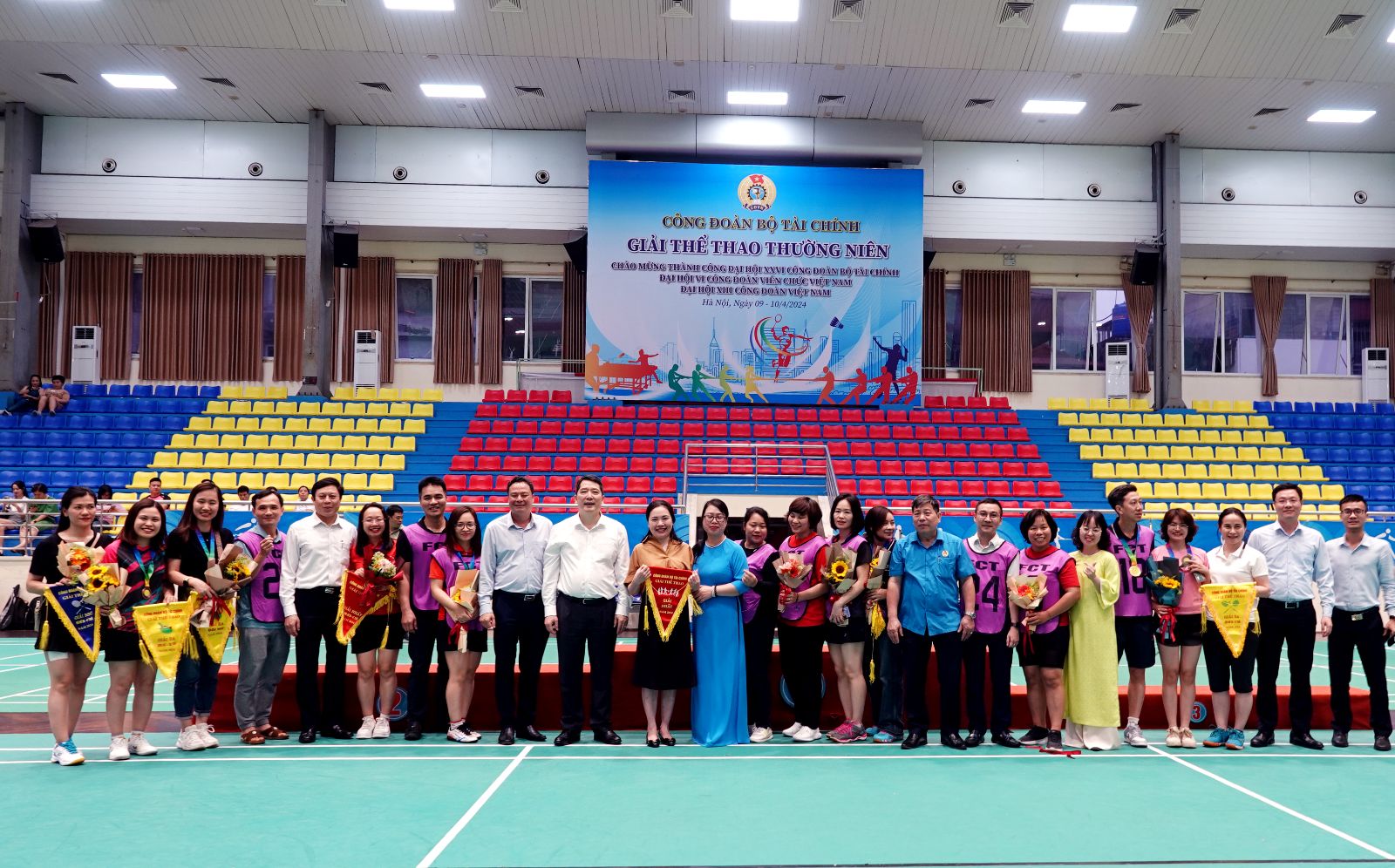 Thứ trưởng Cao Anh Tuấn và các đại biểu chụp ảnh trao giải với các đội có thành tích xuất sắc (Trong ảnh: Đội áo tím đến từ Tổng cục Thuế đạt giải Nhất ở Bộ môn Kéo co)