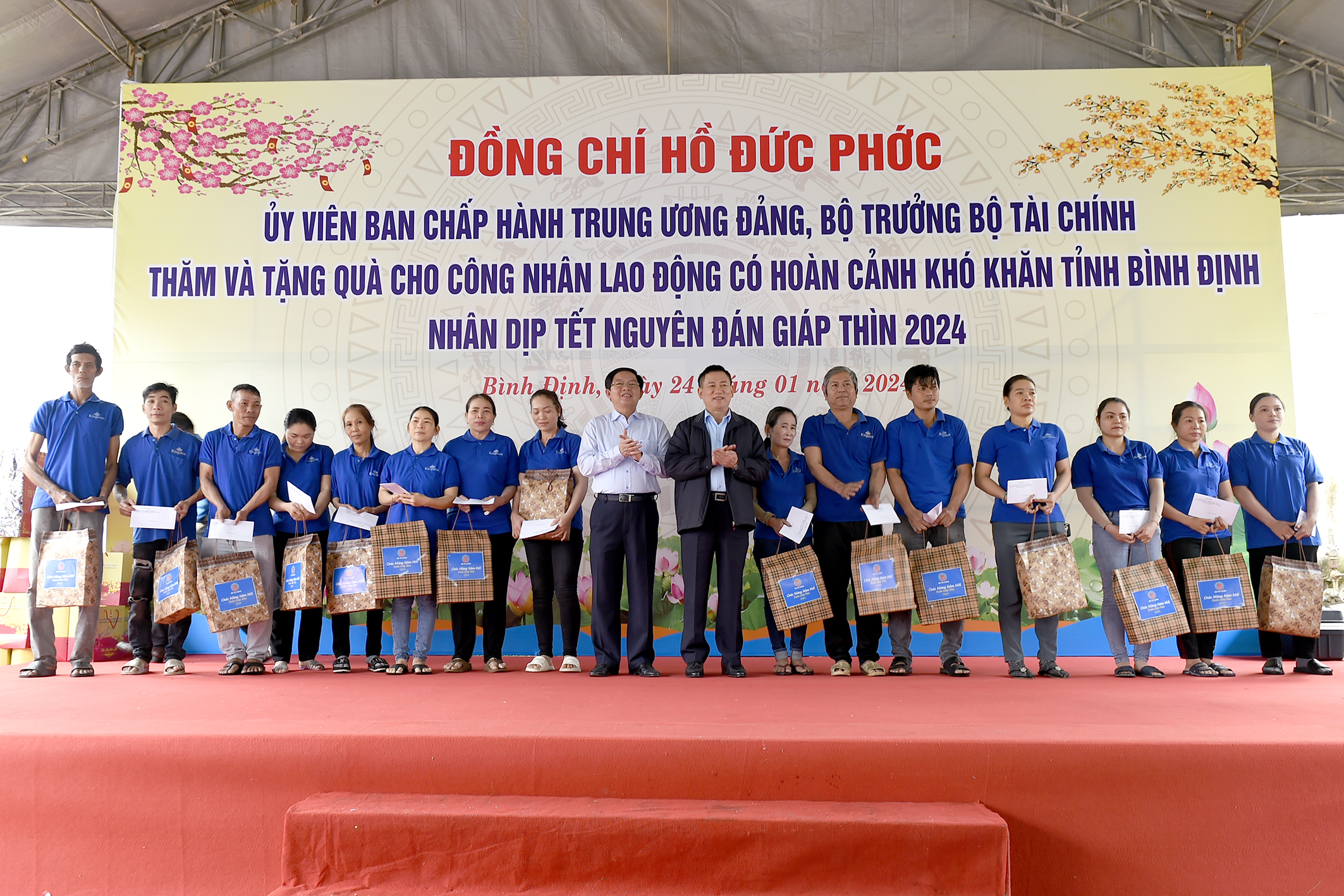 Bộ trưởng Hồ Đức Phớc thăm và chúc tết công nhân, người lao động nghèo tại Bình Định