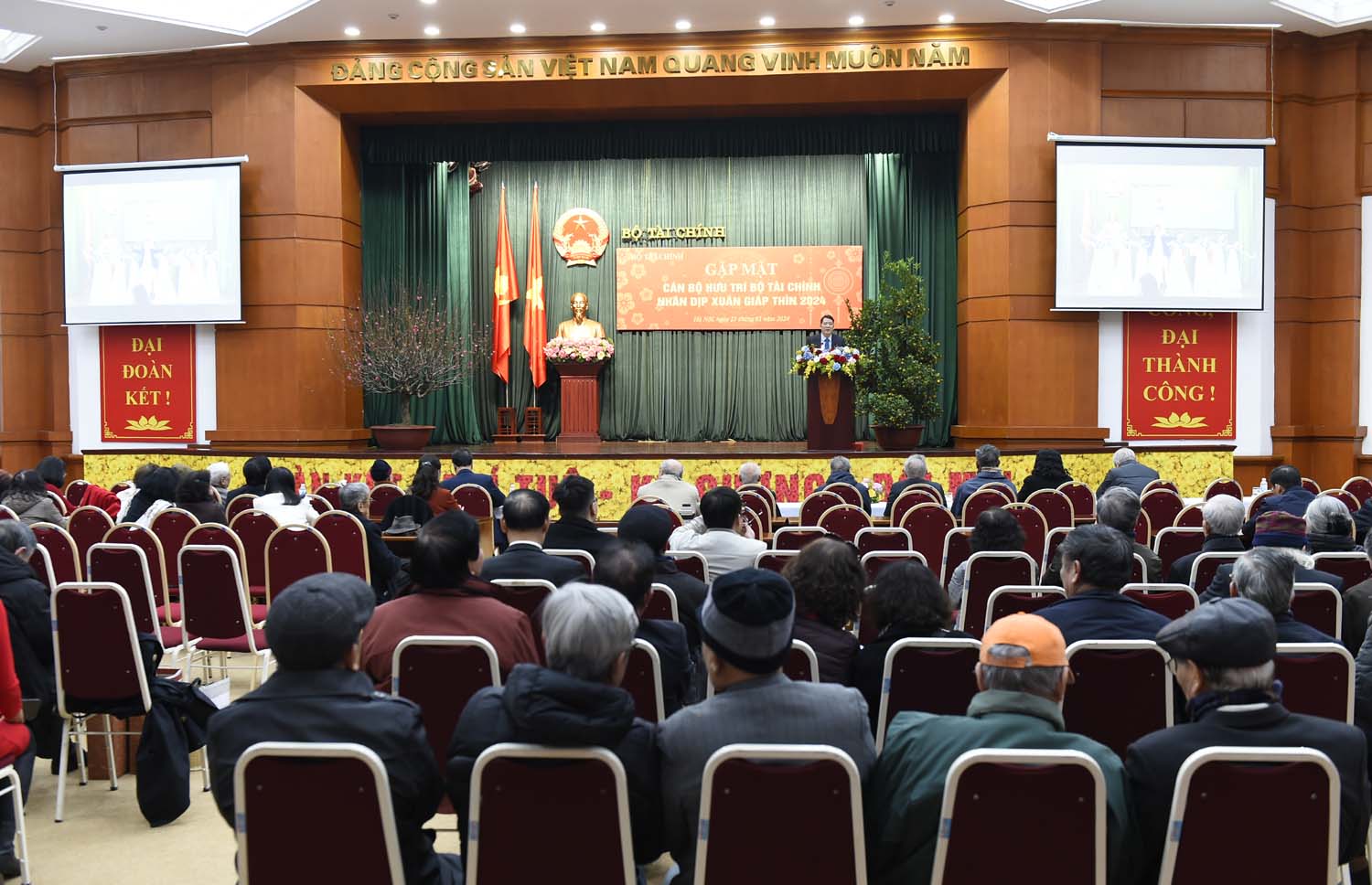 Bộ Tài chính gặp mặt cán bộ hưu trí nhân dịp Xuân Giáp Thìn 2024