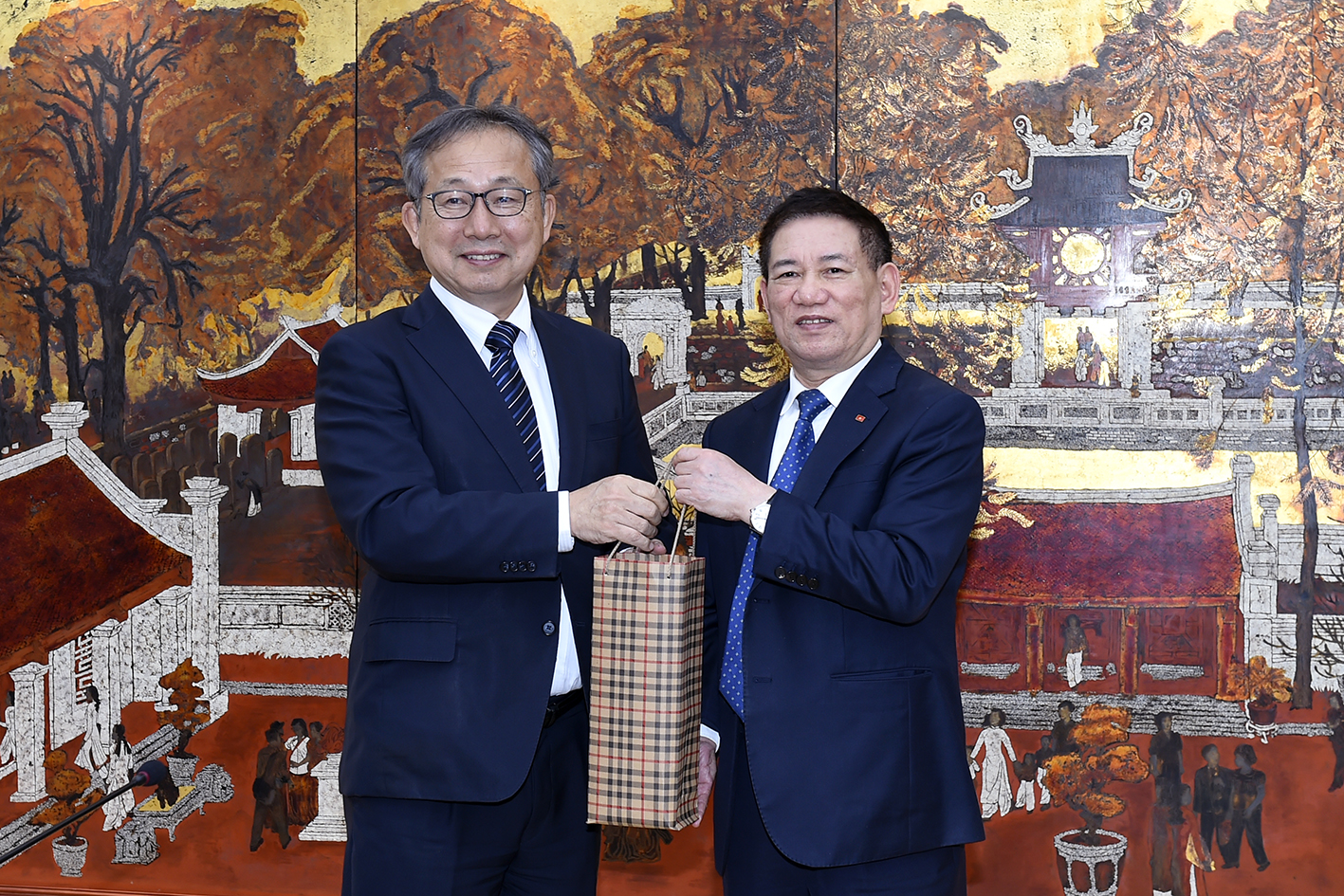Bộ trưởng Hồ Đức Phớc làm việc với  Đại sứ Nhật Bản tại Việt Nam